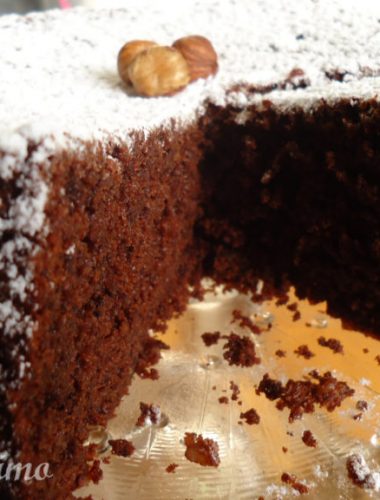 Torta di cioccolato dal cuore tenero con nocciole