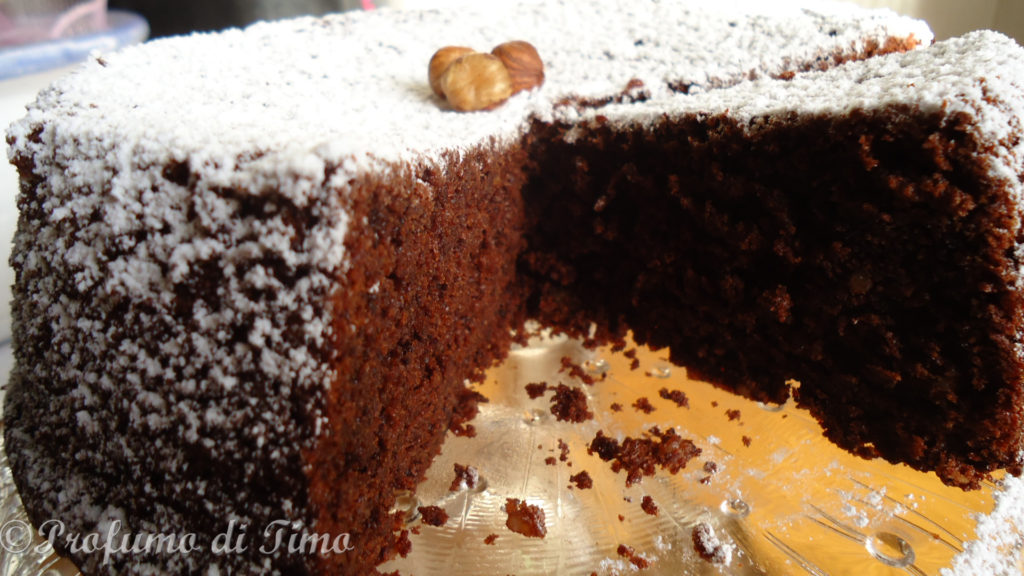 Torta di cioccolato dal cuore tenero con nocciole