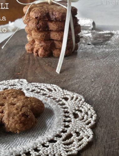 Biscotti integrali con farina di avena e cacao al profumo di arancia, cannella e coriandolo