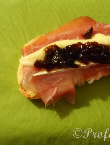 Gelatina Balsamica su Brie, prosciutto San Daniele croccante e pane tostato