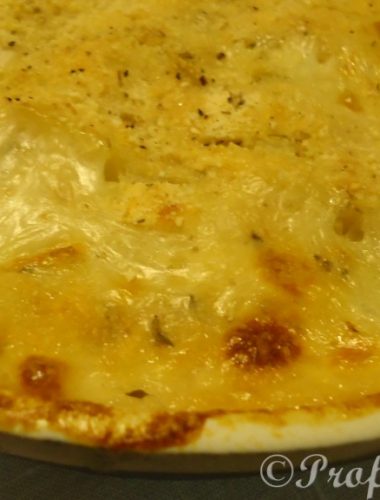 GRATIN DI PORRI PROFUMATI AL TIMO CON GRANELLA DI NOCCIOLE ovvero LEEK GRATIN WITH CHOPPED HAZELNUTS AND THYME