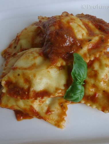 Ravioli di Patate e Menta con Sugo al Pomodoro