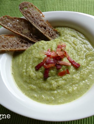 VELLUTATA di Cavolo BROCCOLO e PATATE con Speck Croccante e Chips di Pane alle Castagne