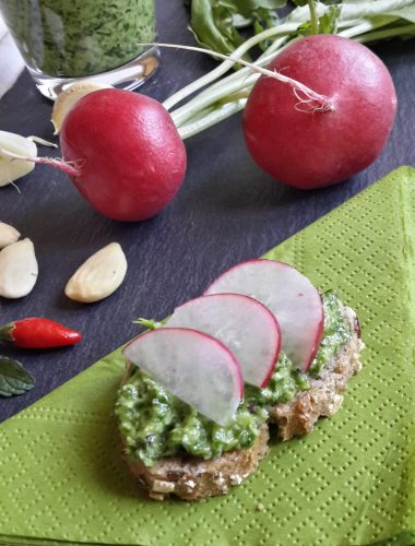 Pesto di foglie di ravanelli su pane