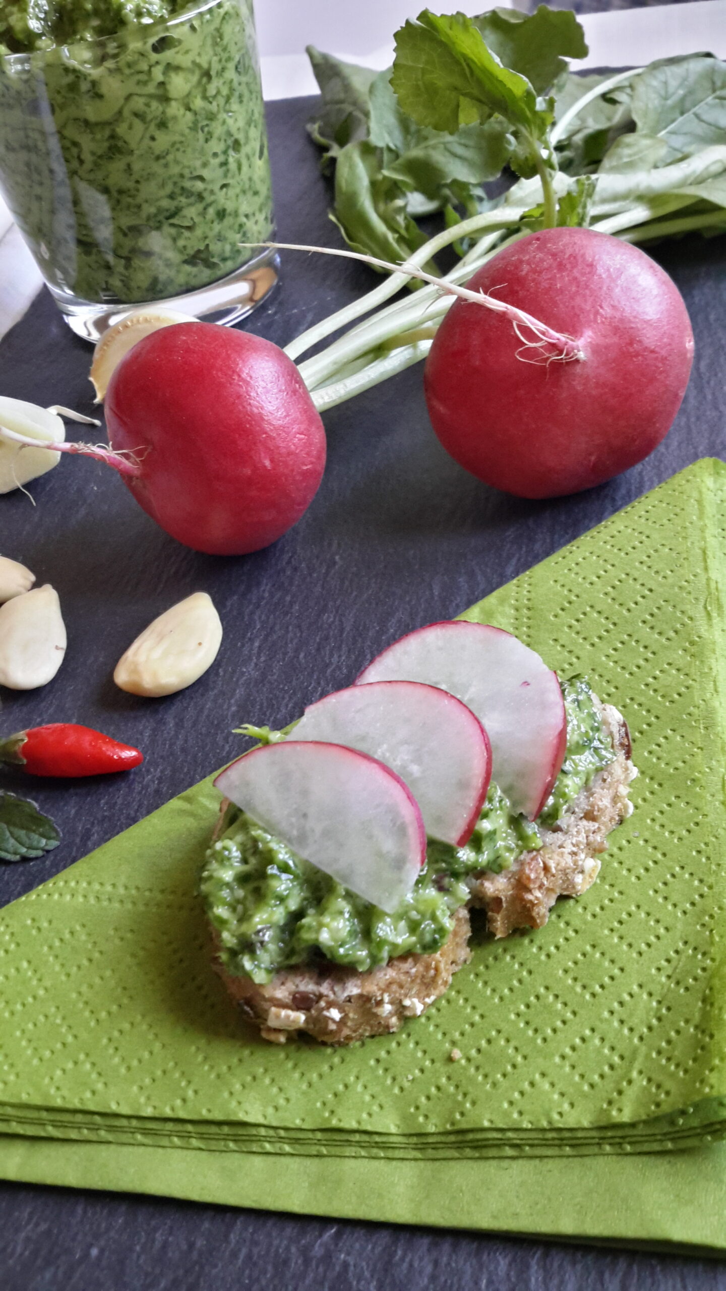 Pesto di foglie di ravanelli su pane